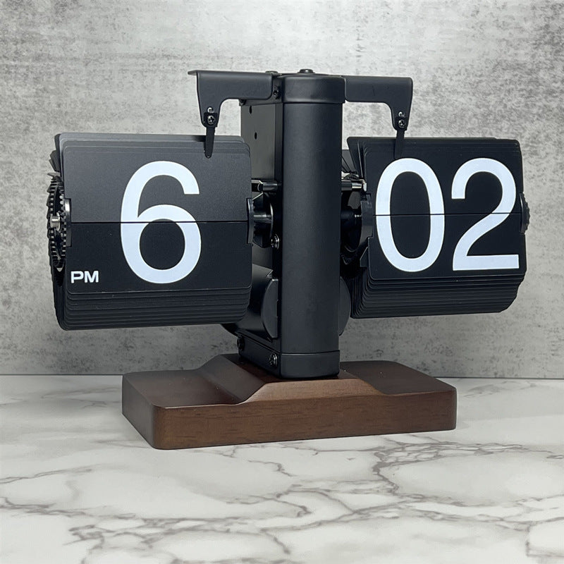 Mechanische Uhr mit Seitenumblätterfunktion verleiht Ihrem Zuhause einen einzigartigen Retro-Stil und lässt die Zeit „laufen“.