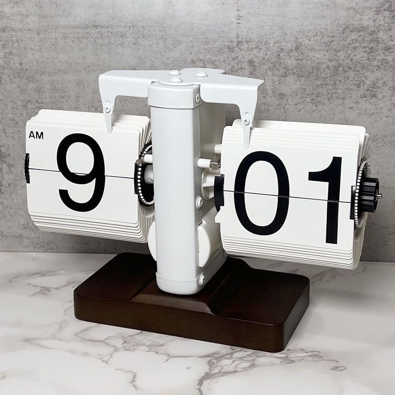 Mechanische Uhr mit Seitenumblätterfunktion verleiht Ihrem Zuhause einen einzigartigen Retro-Stil und lässt die Zeit „laufen“.