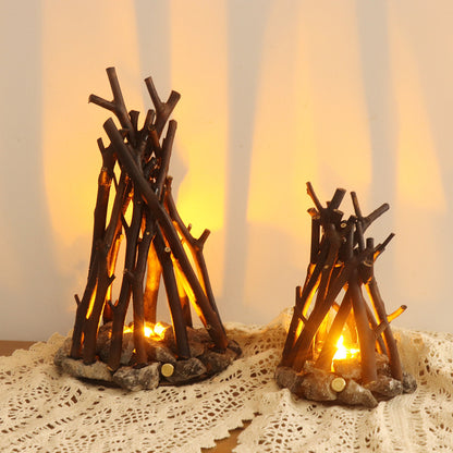 Handgefertigte Tischlampe mit Steinsockel und Baumzweig, natürlich und originell, jede ist ein Unikat