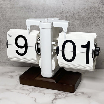 Mechanische Uhr mit Seitenumblätterfunktion verleiht Ihrem Zuhause einen einzigartigen Retro-Stil und lässt die Zeit „laufen“.